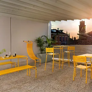Bnbiz - Coworking Guest house